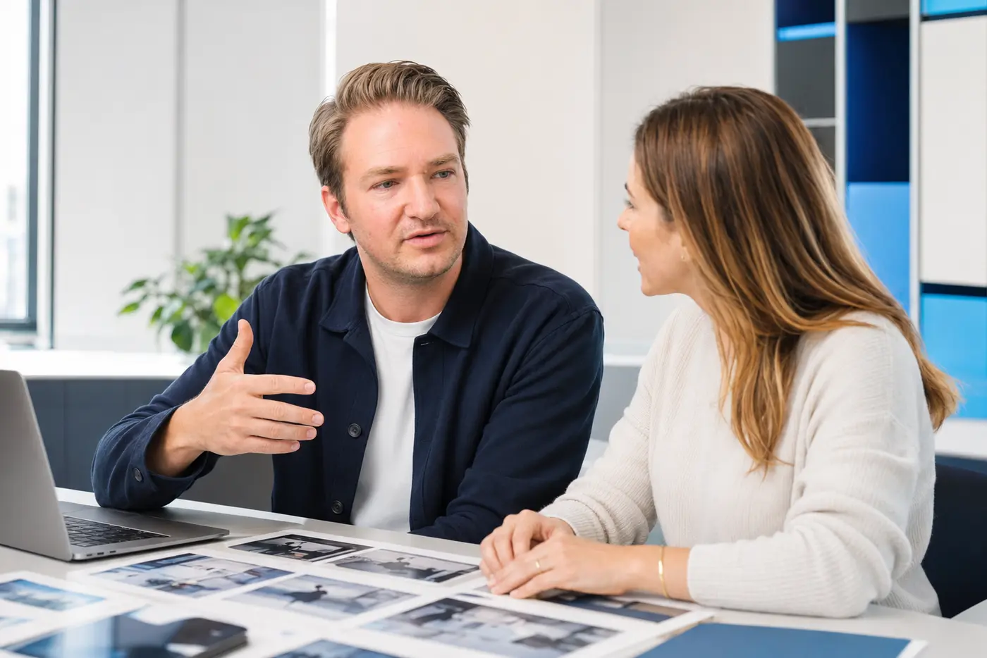 Ben bespricht Strategie und Zielgruppe mit einem Kunden